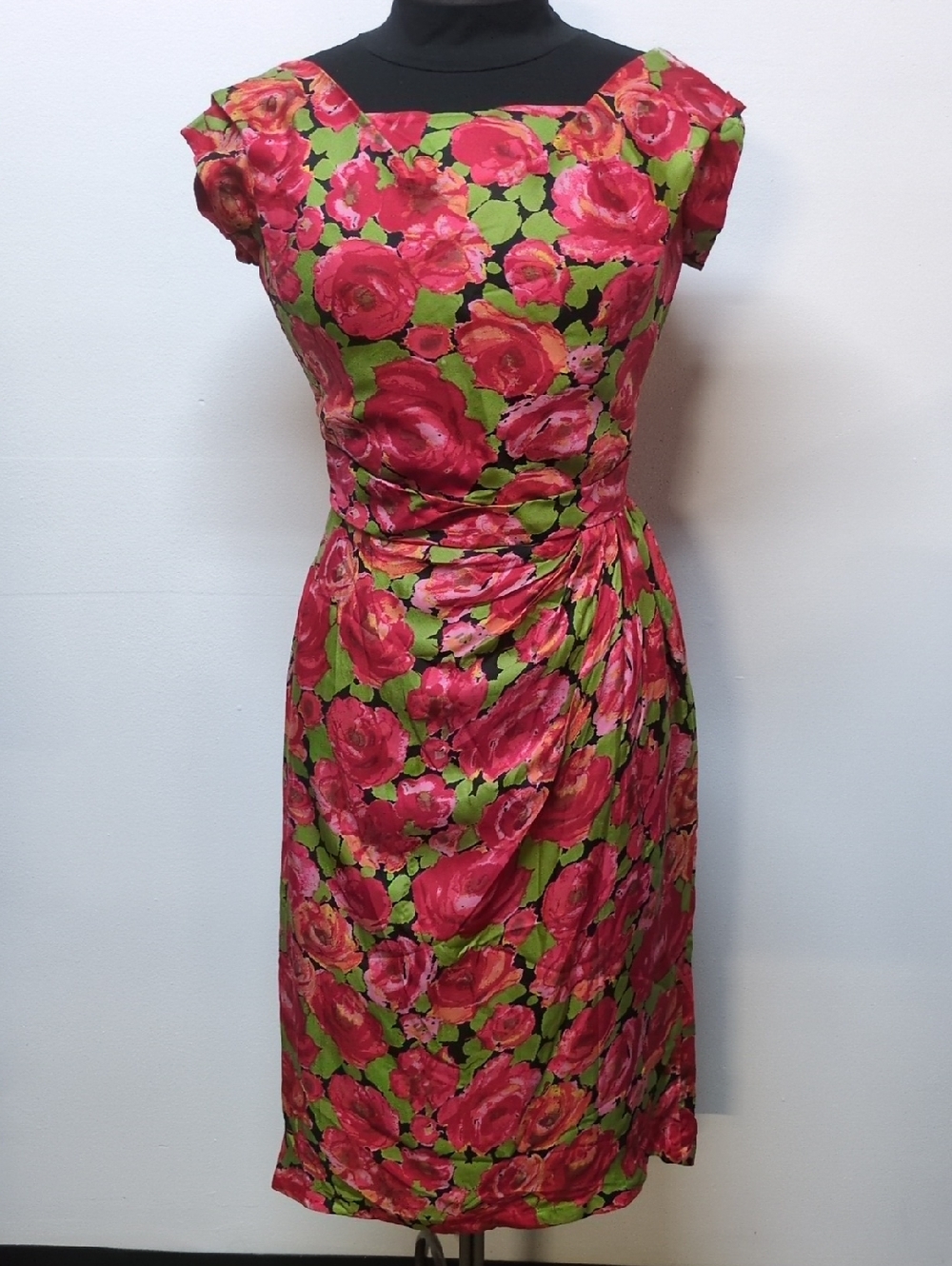 Vintage 60s Dress Floral Red Roses Wiggle Dress, Size S